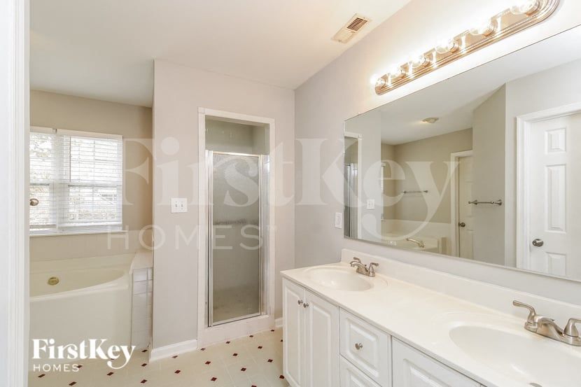 Building Photo - 2611 White Fence Way