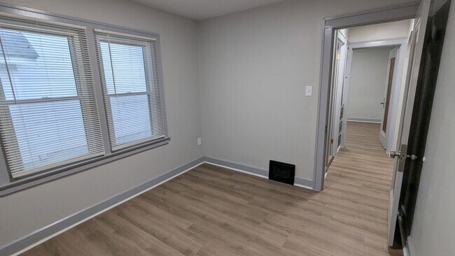 Building Photo - Charming 3 bedroom/1 bath home in the heart of Akron!