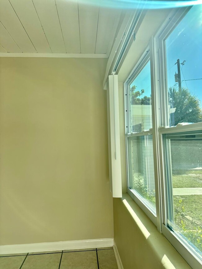 Building Photo - 616 S 6th St