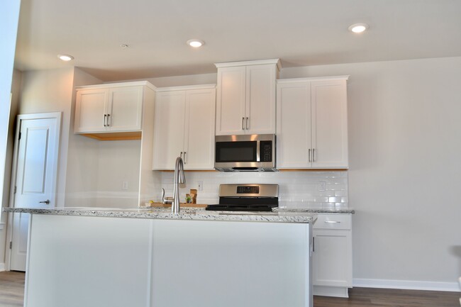 Building Photo - 725 Peony Ln