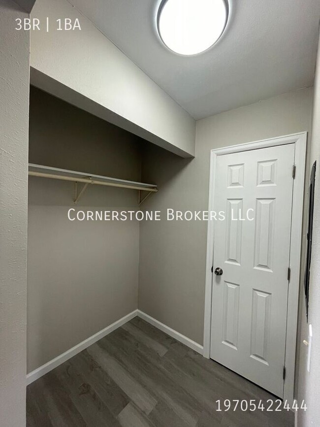 Building Photo - Fully remodeled, three bedroom apartment