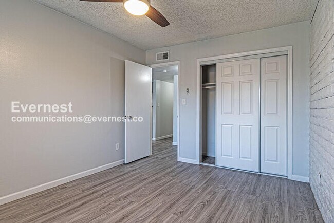 Building Photo - 1014 S Farmer Ave