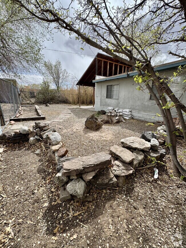 Building Photo - Location, Location, Location! Convenient t...