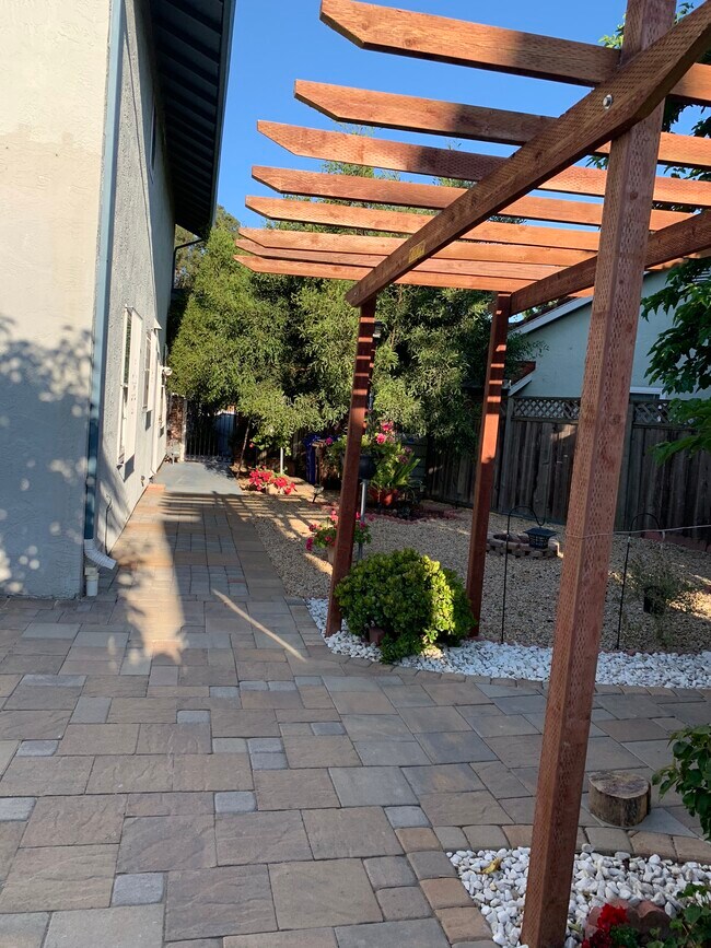 Building Photo - 3137 Larchmont Ln