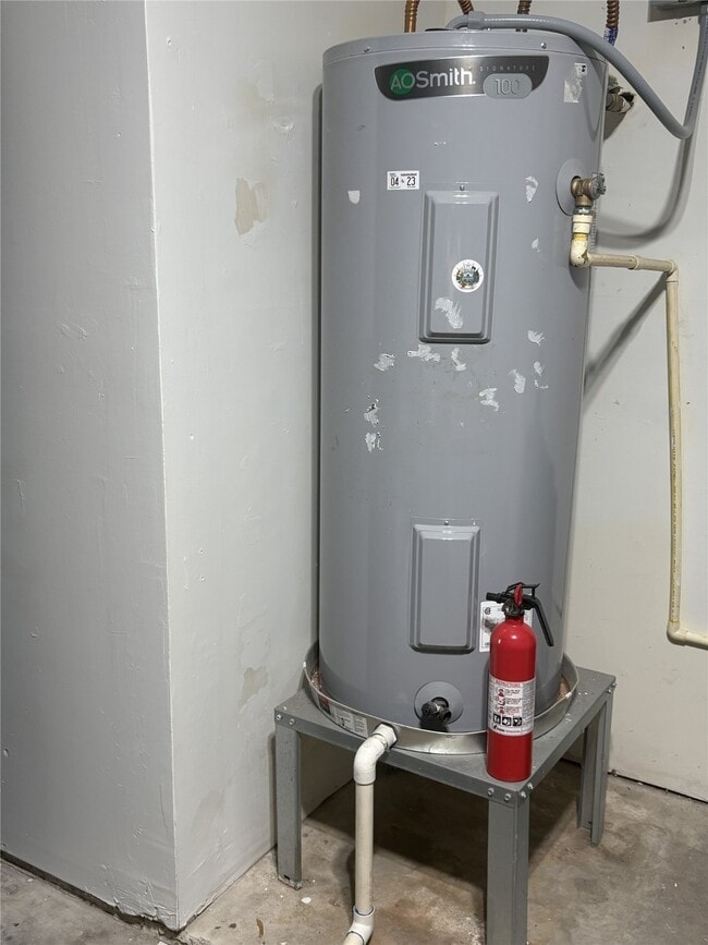 Building Photo - 115 N Shirley St