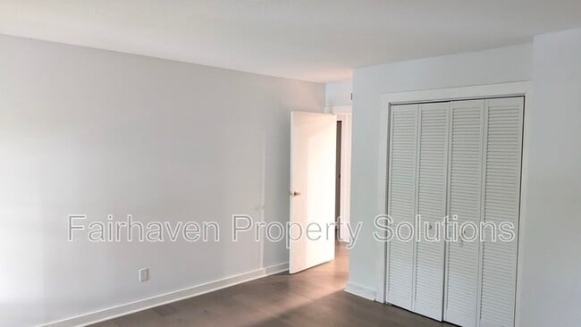 Building Photo - 566 River St
