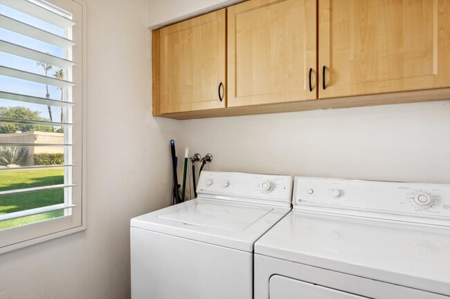 Building Photo - 343 Forest Hills Dr