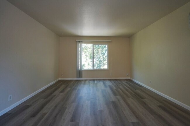 Building Photo - 511-525 Riverside Drive