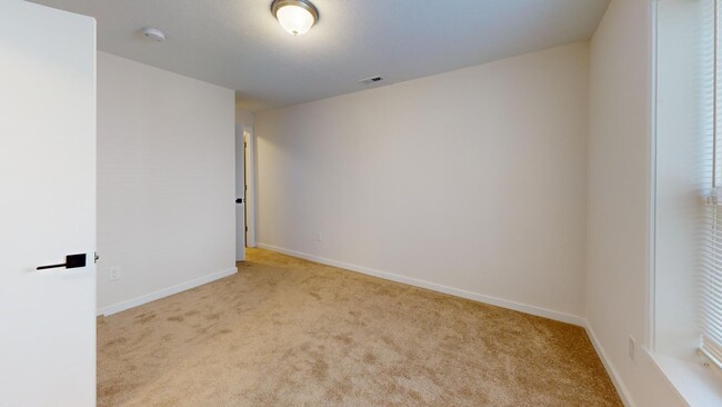 Building Photo - IMMACULATE - Clark / Fulton Area - 3 Bedro...