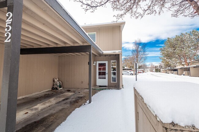 Building Photo - Newly Renovated 2 Bed 1.5 Bath Townhouse