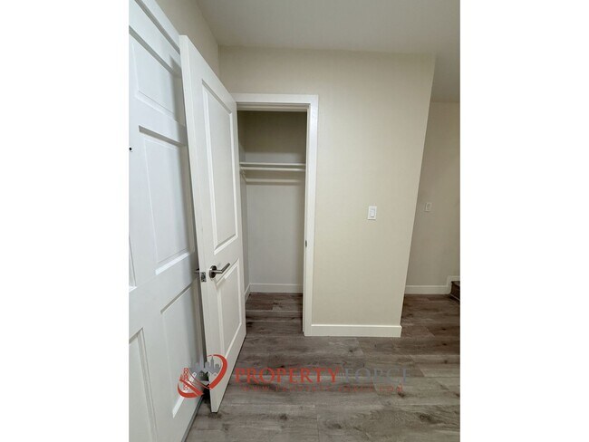 Building Photo - 946 Tamarack Ln