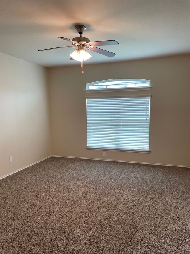 Building Photo - Application Received! 3 bed, 2 bath with B...