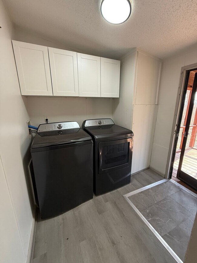 Building Photo - Beautifully renovated 3 Bedroom Home in Am...