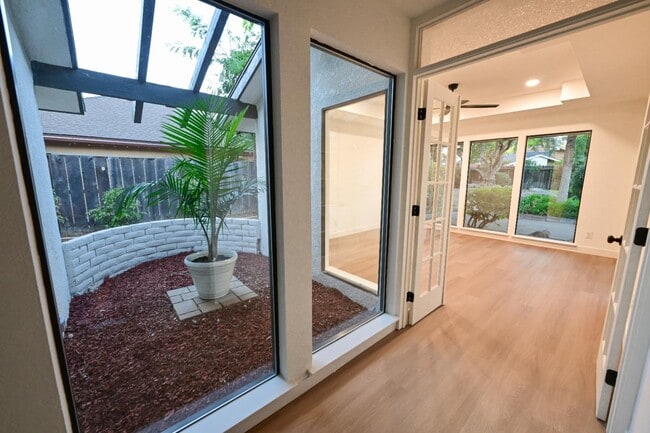Building Photo - 8418 N Del Mar Ave