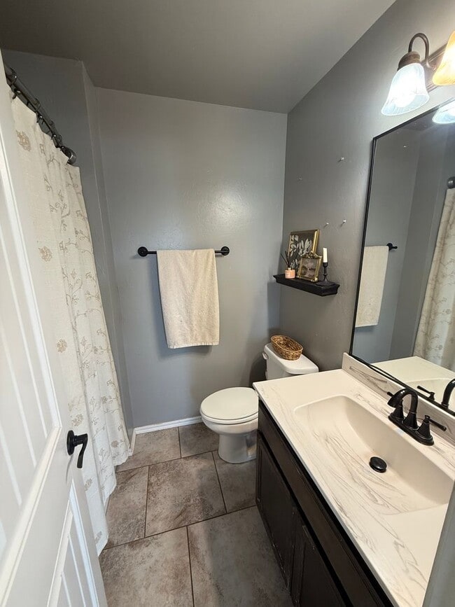 Building Photo - Immaculate 3 bed 2 bath in Mustang Schools, ready for move in on or before July 1st!
