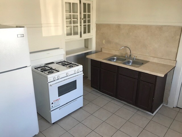 Building Photo - 601 S Hennessey St