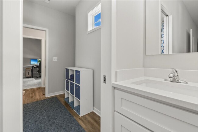 Building Photo - 1095 N Findley St