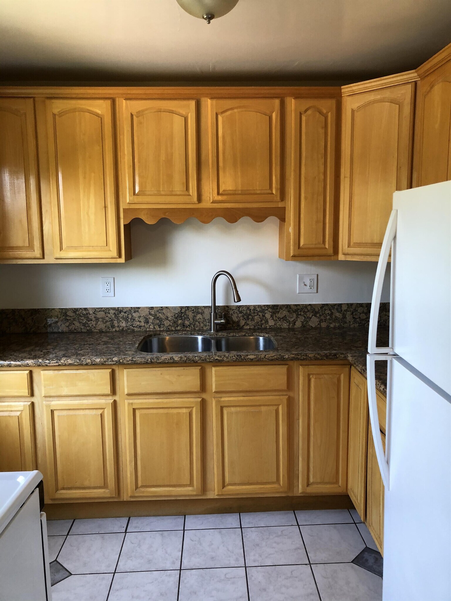 Building Photo - 410 S Sierra Madre Blvd