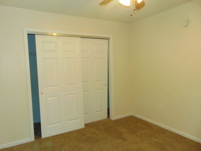Building Photo - 1709 N Lakewood Dr
