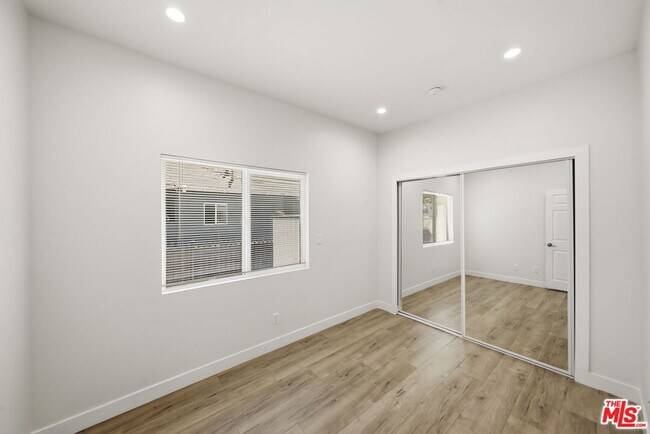 Building Photo - 2910 S Budlong Ave