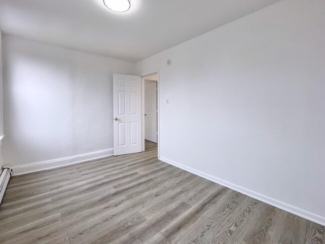 Building Photo - 389 Monmouth St