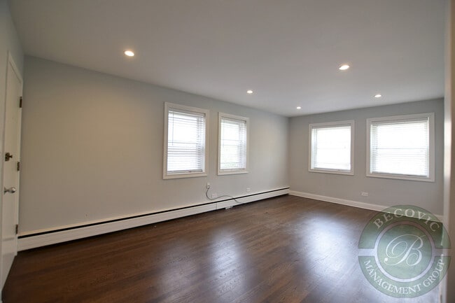Building Photo - 6120 N Kenmore Ave