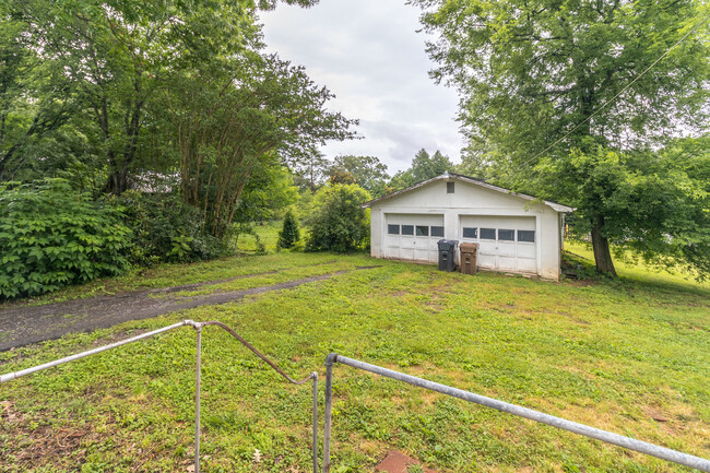 Building Photo - 3224 Garden Dr