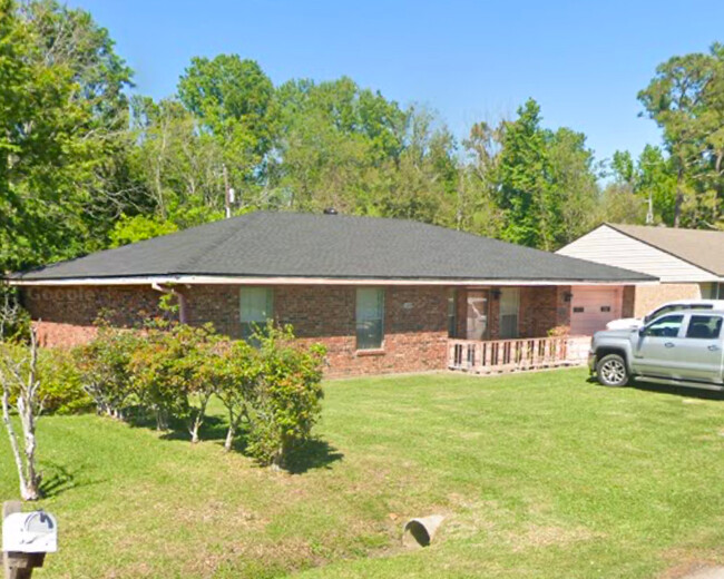 Building Photo - 605 Linda Ann Ave