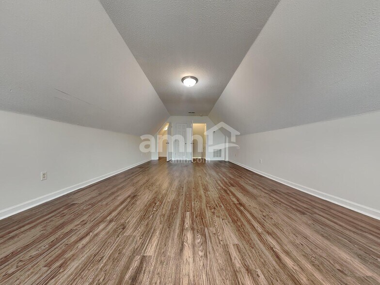 Building Photo - 8981 Oak Grove Blvd