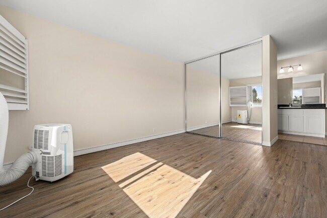 Building Photo - 6120 Decena Dr