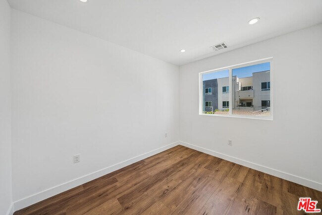 Building Photo - 6334 1/2-6332 Beck Ave