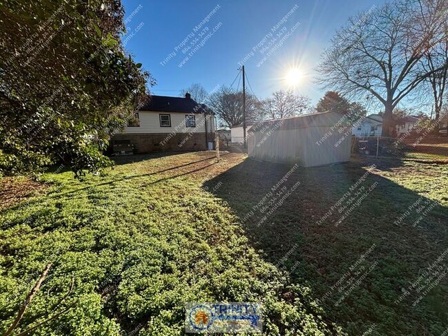 Building Photo - Bright and Sunny 2-bedroom, 1-bathroom Hom...