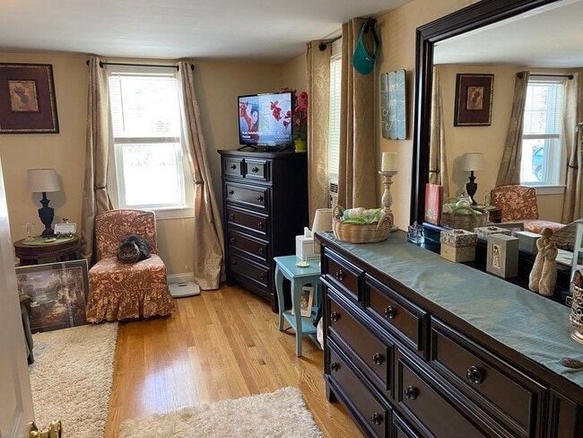 Building Photo - 84 Lake Rd