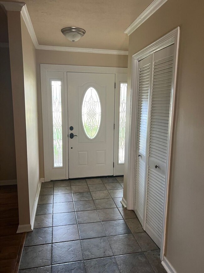 Building Photo - 412 US-171