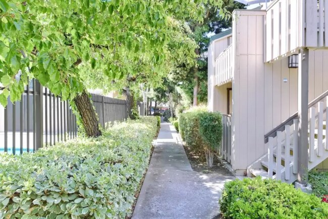 Building Photo - 1538 Alma Ter