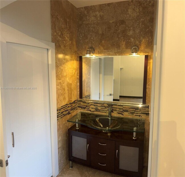 Building Photo - 709 SE 13th Terrace