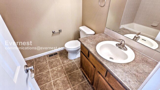 Building Photo - 3 Bed/2 Bath Townhome with Garage / Availa...