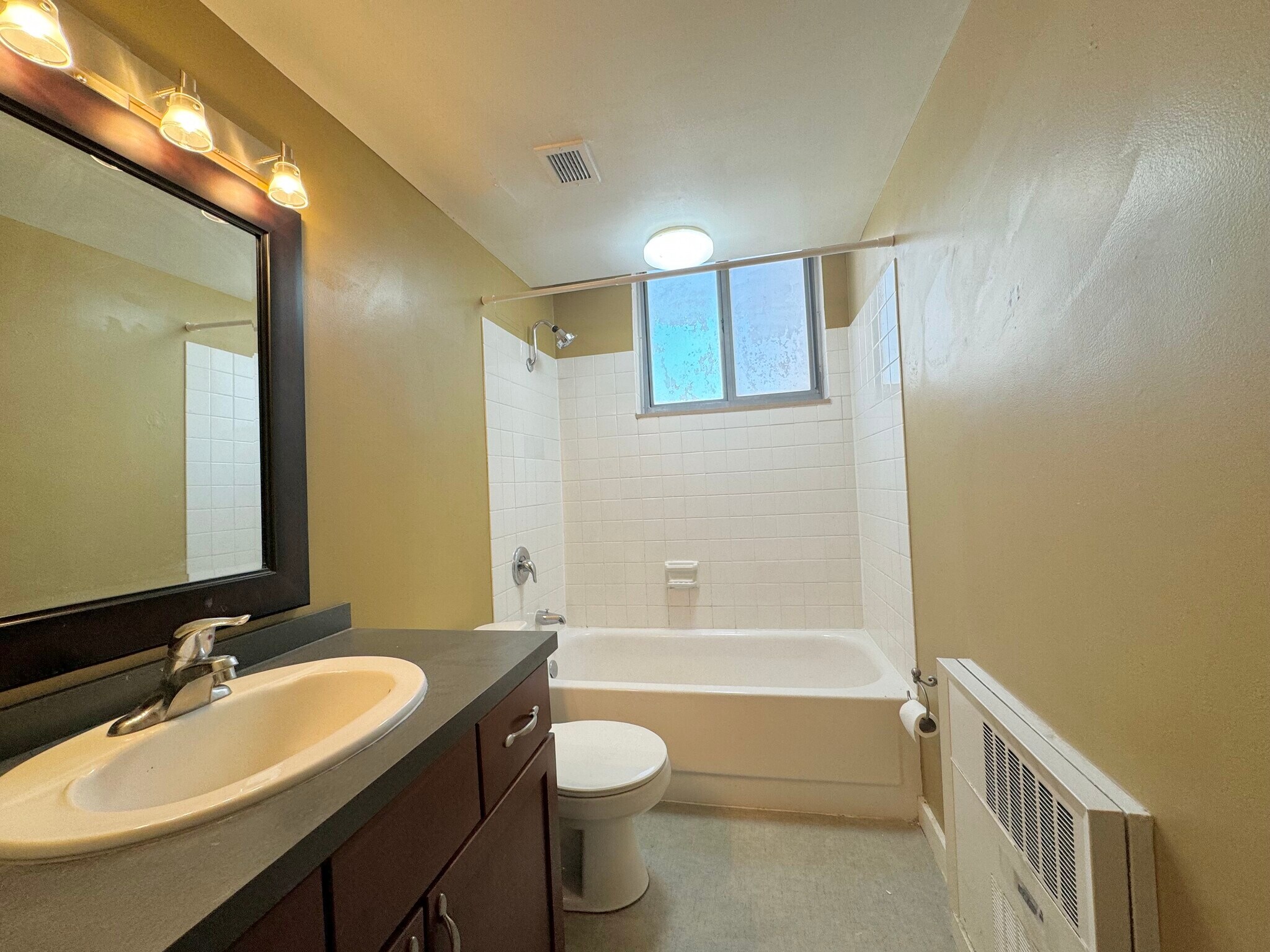 Building Photo - 600 E 8th St