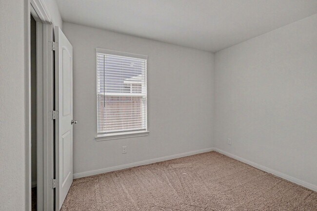 Building Photo - 3 Bed / 2 Bath in Luckey Ranch – Hardwood Floors + Fridge, W/D Included