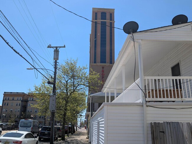 Building Photo - 12 N Iowa Ave