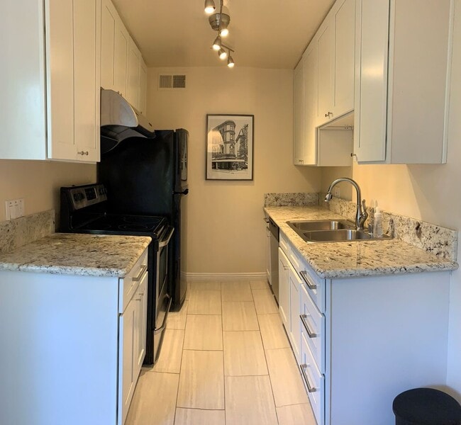 Building Photo - Condo in the Heart of Mission Valley!