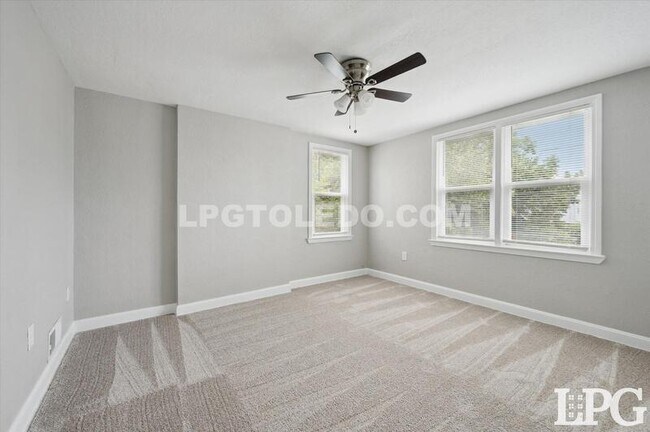 Building Photo - 928 W Gramercy Ave