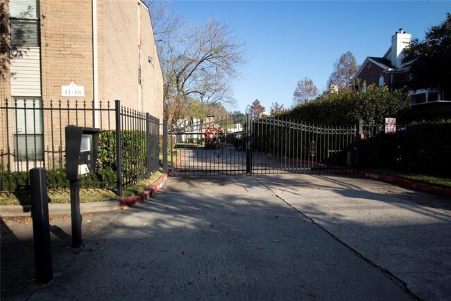 Building Photo - 2425 Augusta Dr