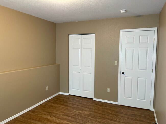 Building Photo - KU3-Osage Duplex 3