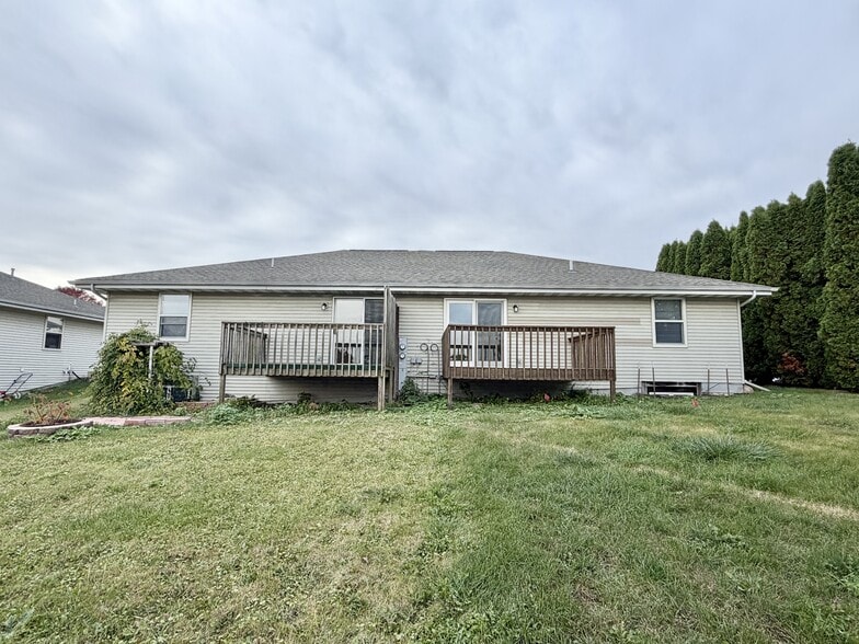 Building Photo - 1124-1126 Brown Dr