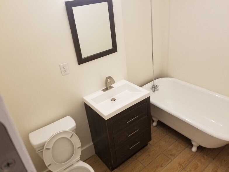 Building Photo - 865 Pingree St