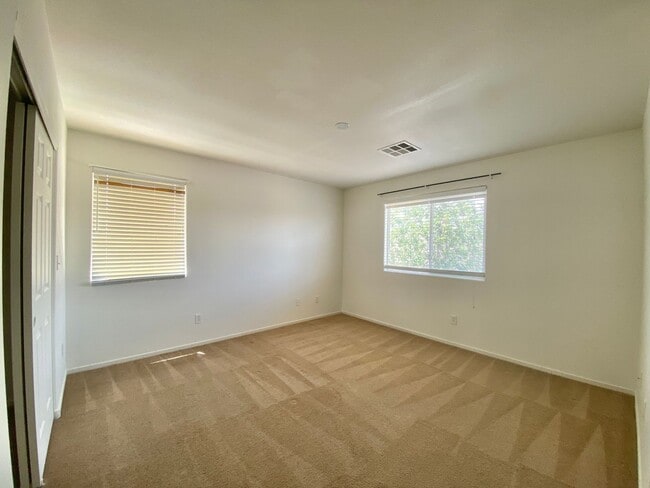 Building Photo - Nice two-story single family house with 3 bedrooms and 2 baths