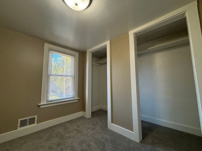 Building Photo - Great 2 bedroom plus den in a two-level ho...