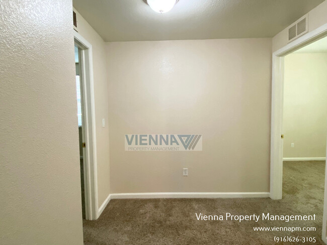 Building Photo - 6521 Hearthstone Cir