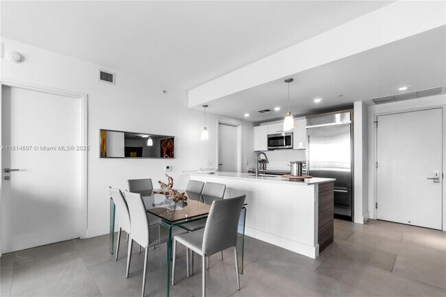 Building Photo - 1300 Brickell Bay Dr